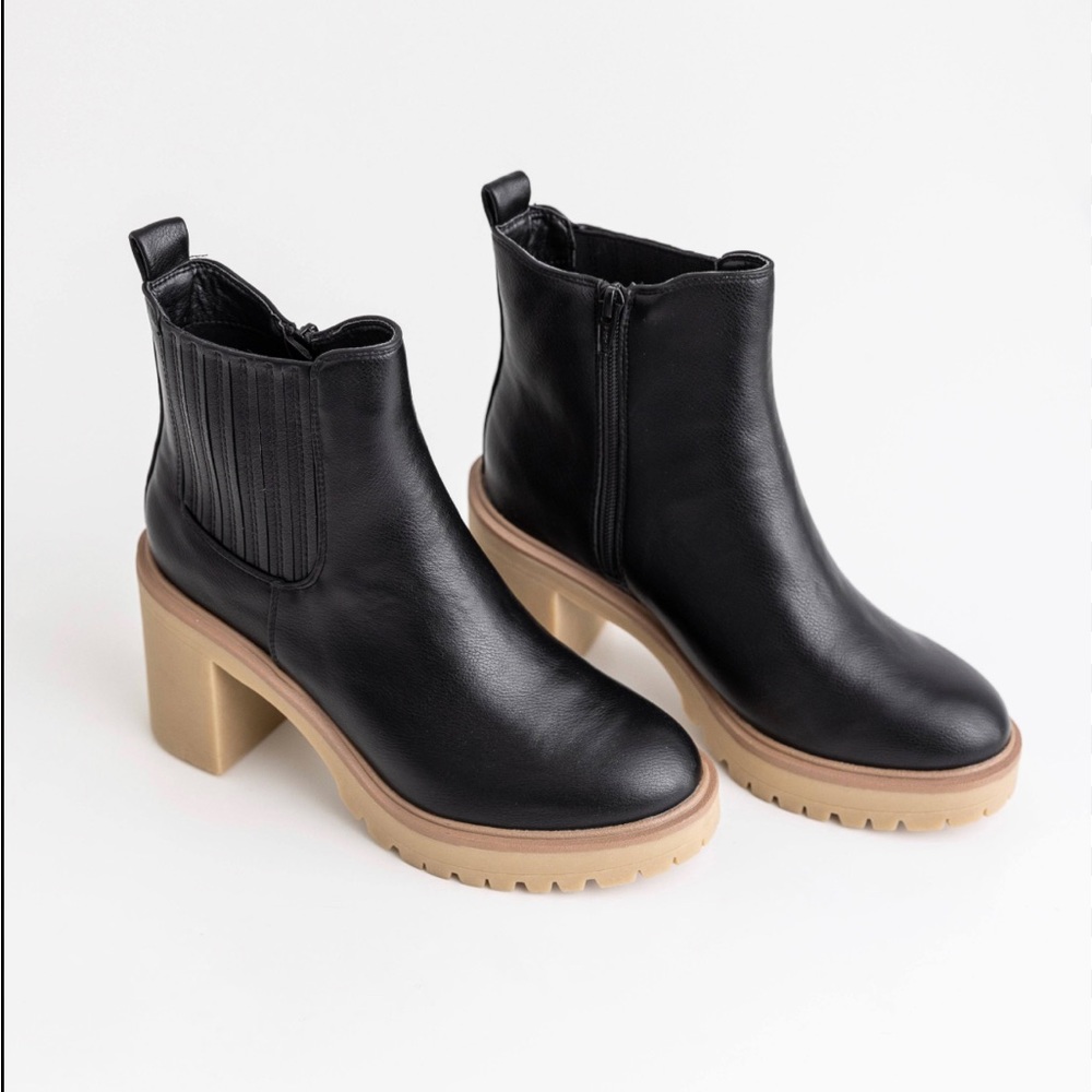 DV by Dolce Vita Women’s Jamilla Block Heel Leather Chelsea Ankle Boots Black